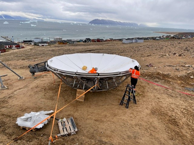Instalación de antena C/Ku en Qaanaaq (Groenlandia)