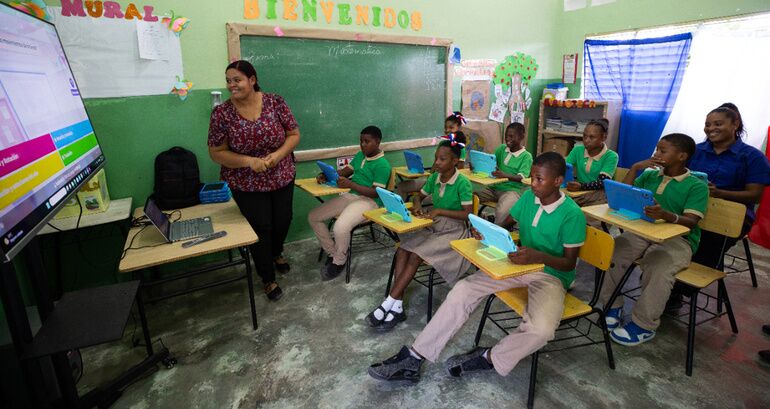 El gobierno dominicano e Hispasat colaboran para extender la educación digital vía satélite