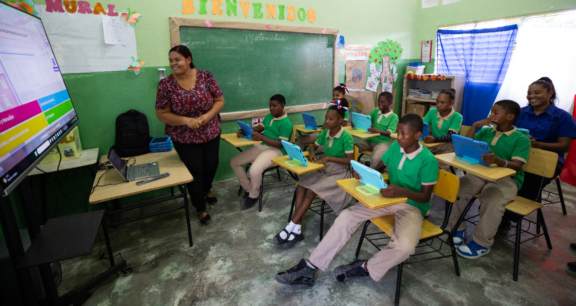 The Dominican government and Hispasat collaborate to extend digital education via satellite